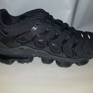 womens triple black vapormax